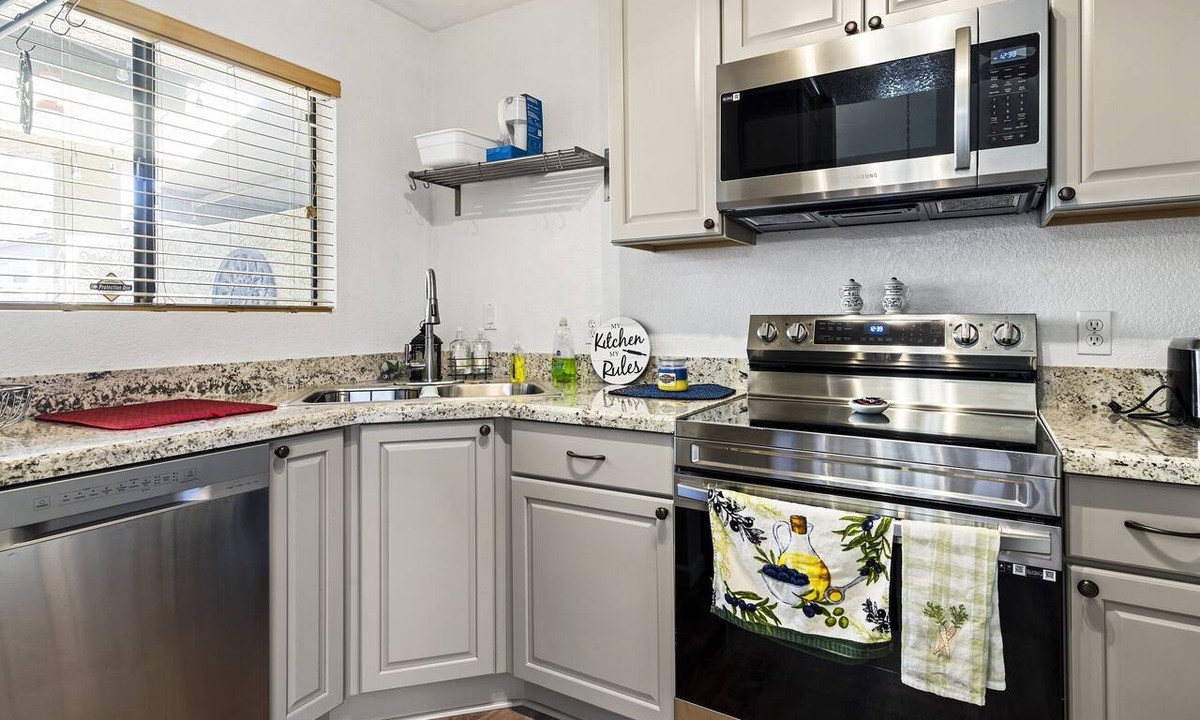 East Morningside Condo | Cozy Phoenix Condo Near Biltmore | Pool & BBQ near Golf, Dining and Shops