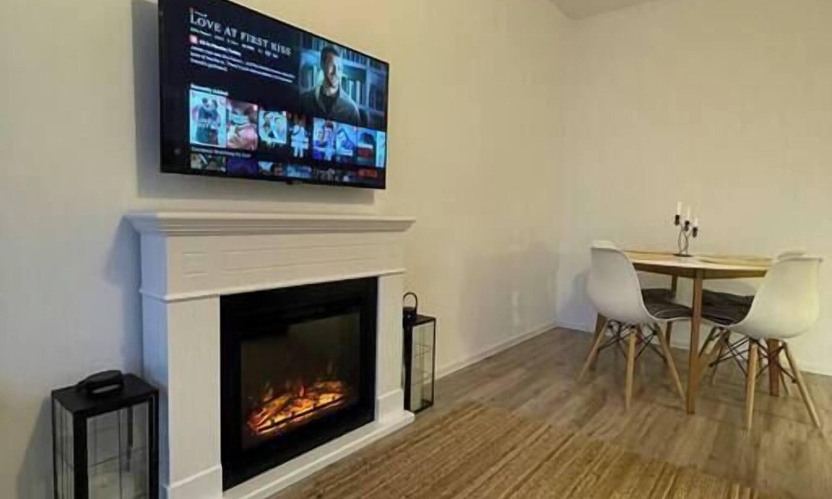 Tractorul Apartment | Cozy Place to Remember w. Fireplace and Netflix