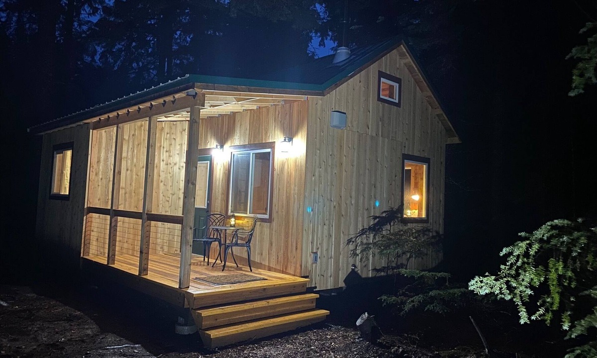 Mount Currie Cabin | Cozy private 1 Bedroom & Loft cabin in the forest. Rustic with Modern features.