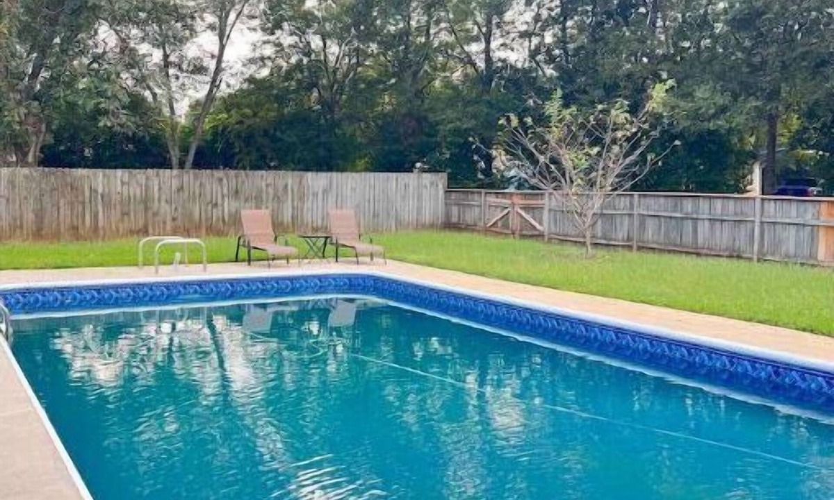 Warner Robins House | Cozy & Private home w/in-ground pool