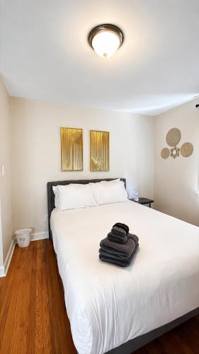 Hamden House | Cozy Private Queen Room 5 with Desk TV and WiFi near Yale