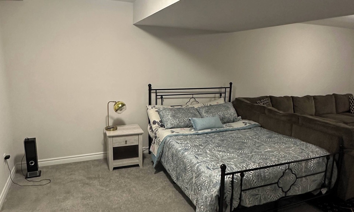 Ottawa Division House | Cozy Private Studio in Ottawa Near Kanata-Quiet & Affordable stay (Up to 4)