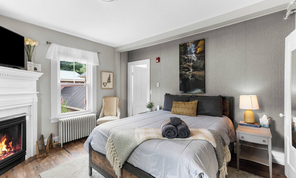 Intervale Condo | Cozy Queen, Fireplace, Boutique Inn