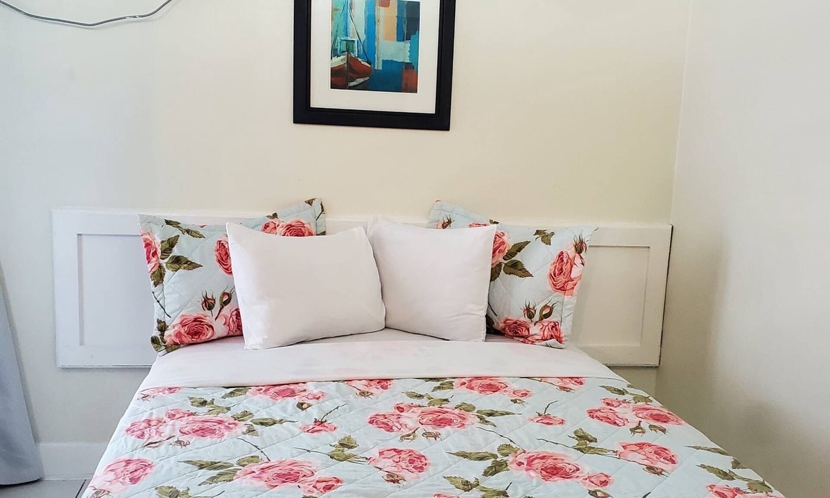 Nassau Hotel | Cozy Queen Hideaway