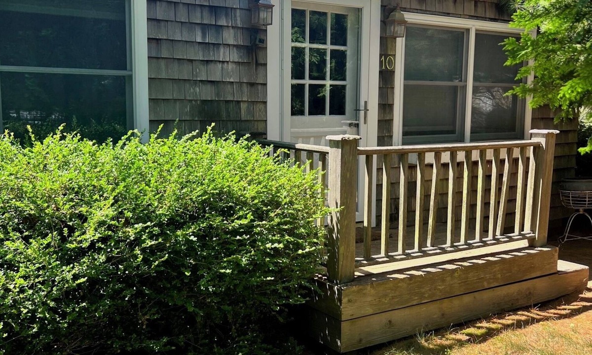 Hampton Bays Cottage | Cozy Quiet Cottage by the Sea