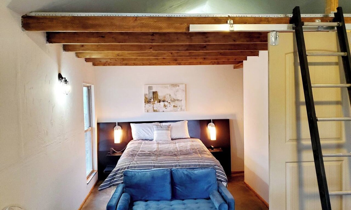 Noble Apartment | Cozy, quiet studio with AC, heat, laundry and WiFi in lovely Noble