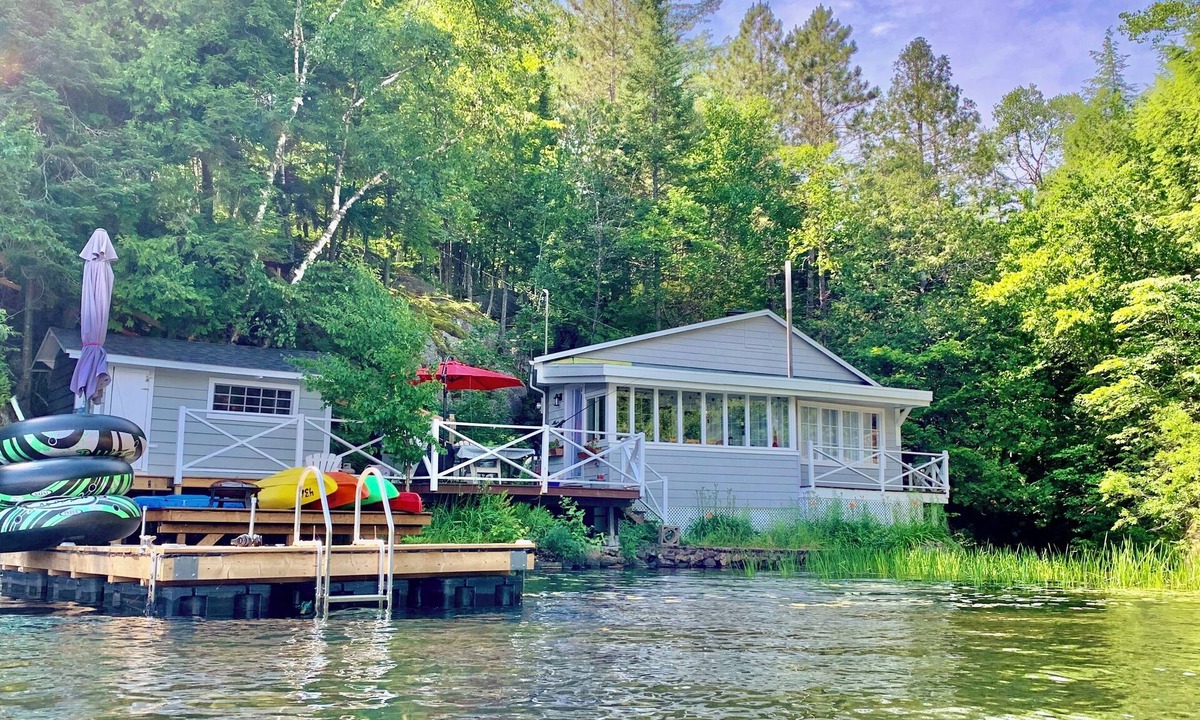 Labelle Ski Chalet | Cozy, renovated rustic cottage on the shore of beautiful navigable lake