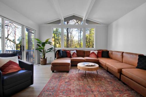 Greenville House | Cozy Retreat near Paris Mtn State Park Sleeps 12
