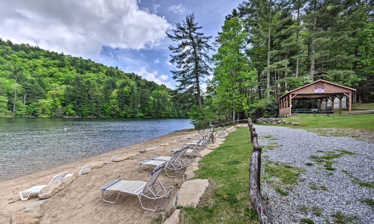 The Mountain Club Cottage | Cozy Retreat w/Deck & Sapphire Resort Access!