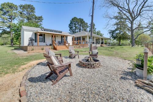 Curtis Apartment | Cozy Retreat w/Ponds, Kayaks & Fire Pit