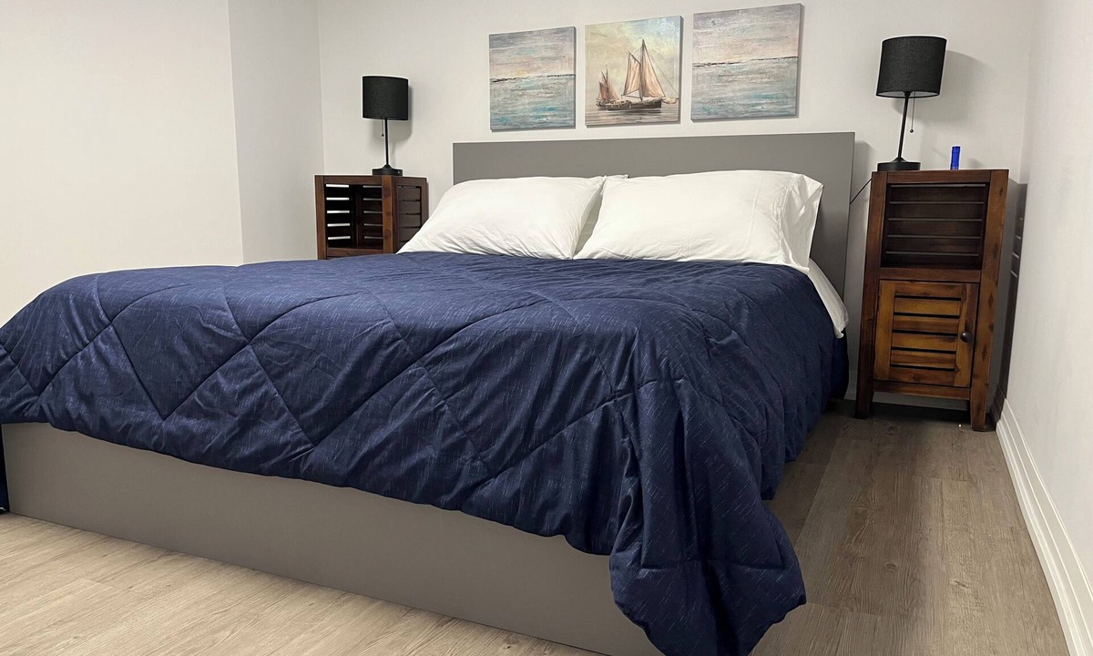 Merritton Apartment | Cozy Retro style1 Bedroom Apartment - FREE Parking, WiFi, In-suite Laundry.