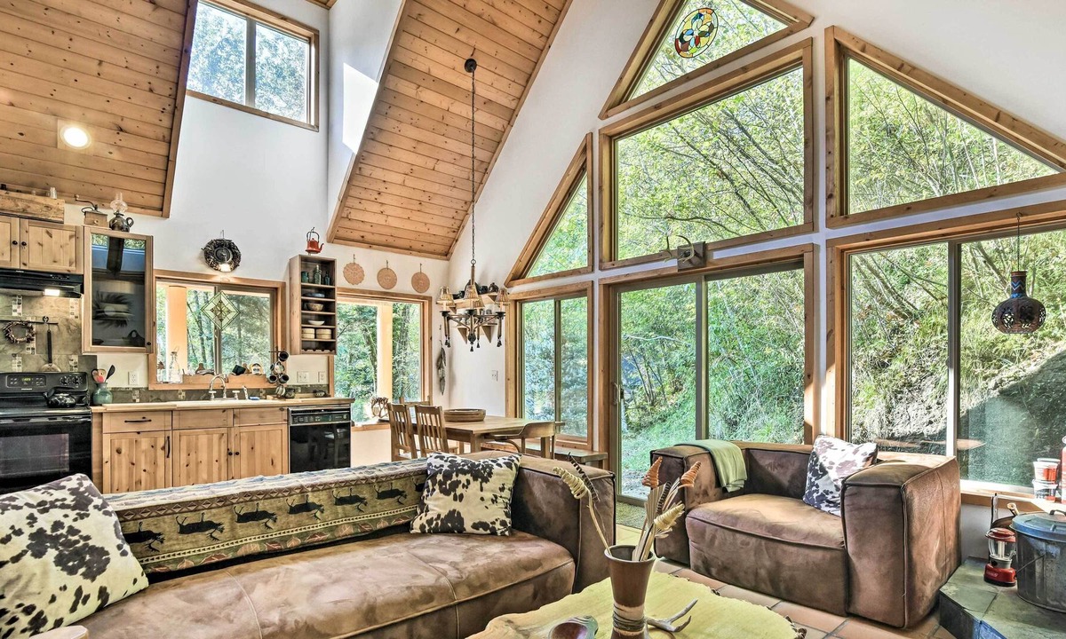 Mount Hood Village Cottage | Cozy Rhododendron Cabin: Hike & Ski Nearby!