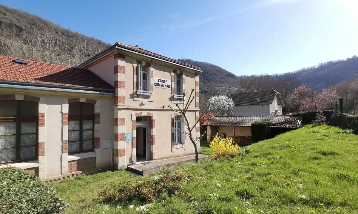 Charraix Cottage | Cozy Riverside Cottage for 6 with Parking in Saint-Julien-des-Chazes