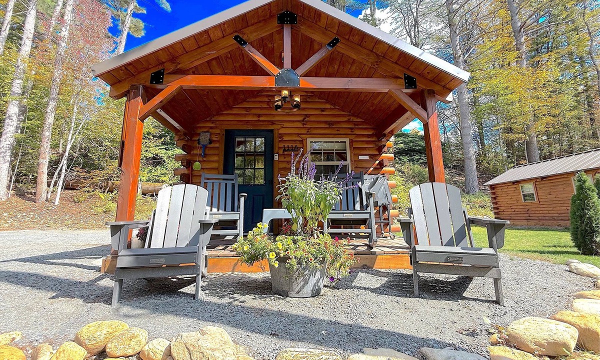 Town of Hope Cabin | Cozy Riverfront cabin with hot tub!