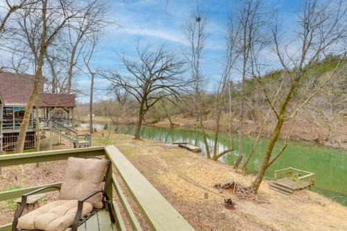 Hardy House | Cozy Riverfront Cabin ~ 2 Mi to Main Street Hardy