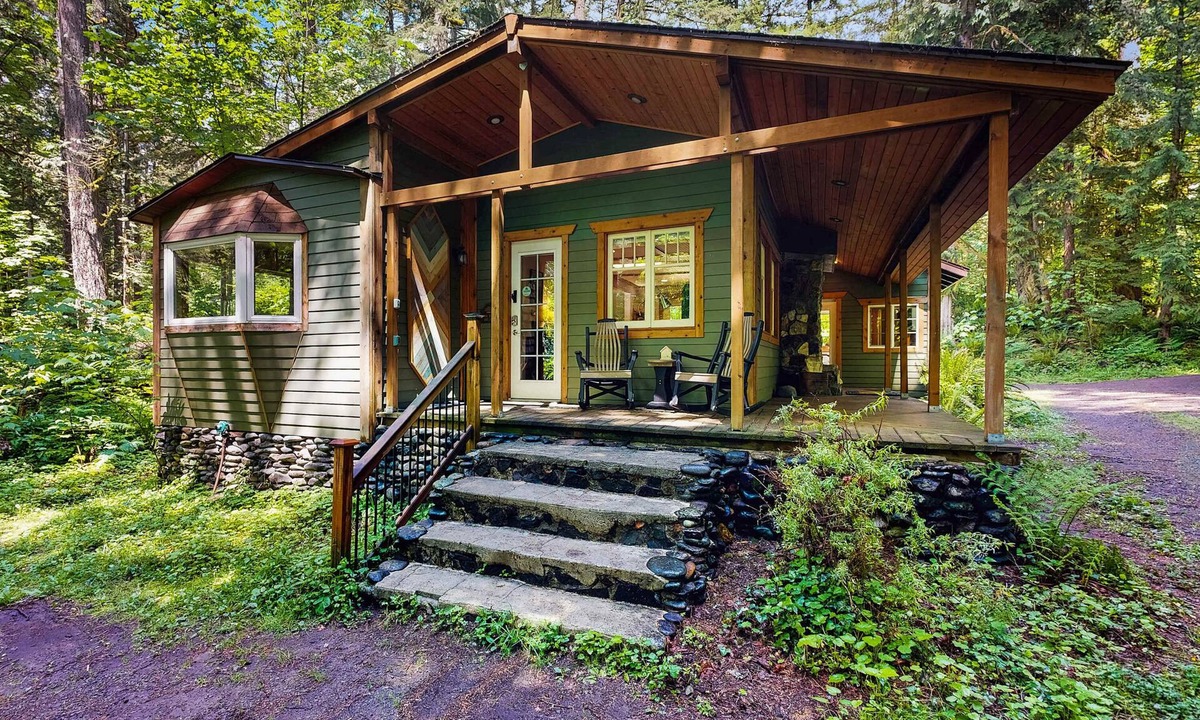 Washougal House | Cozy Riverfront Cottage with Charming Interior & Hot Tub - Dog-Friendly