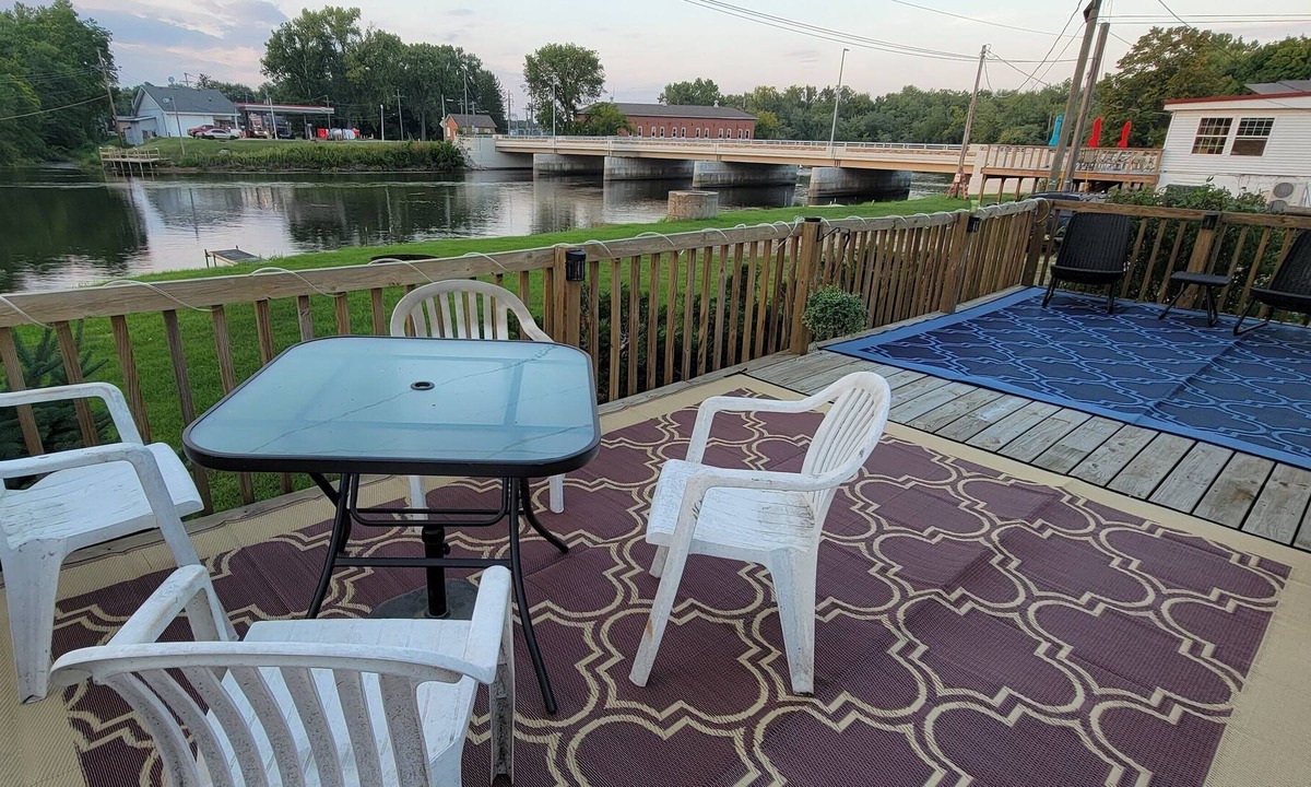 Constantine Cottage | Cozy riverview retreat w/firepit - live music next-door Harvey House on weekends