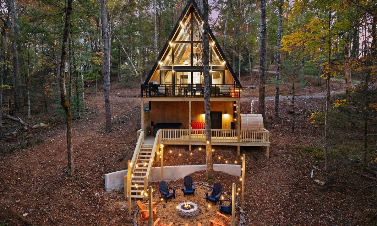 Epworth Cabin | Cozy Romantic Cabin, Relaxing Sauna, Hot Tub, Fire Pit, and Scenic Views