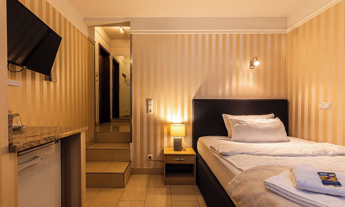 Raunheim Apartment | Cozy Room In Central Location Near Frankfurt | Garden | Free Parking