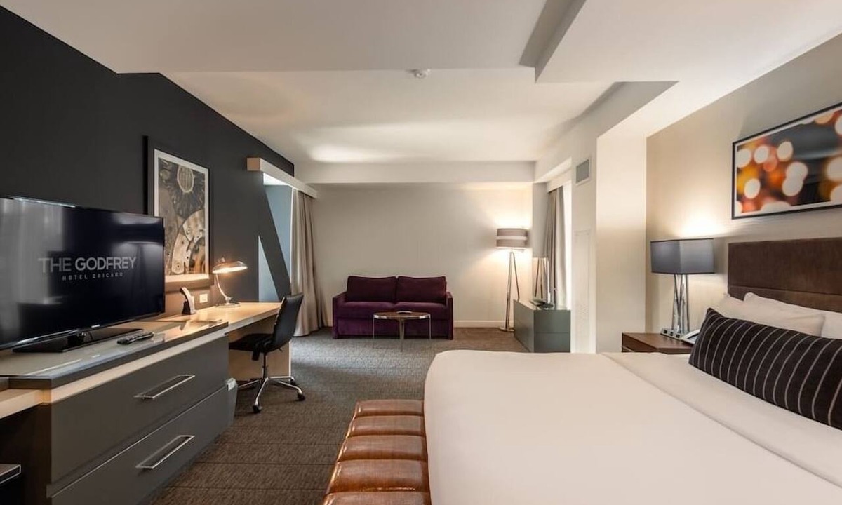 Near North Side Hotel | Cozy Room with Rooftop Lounge & City Views in River North