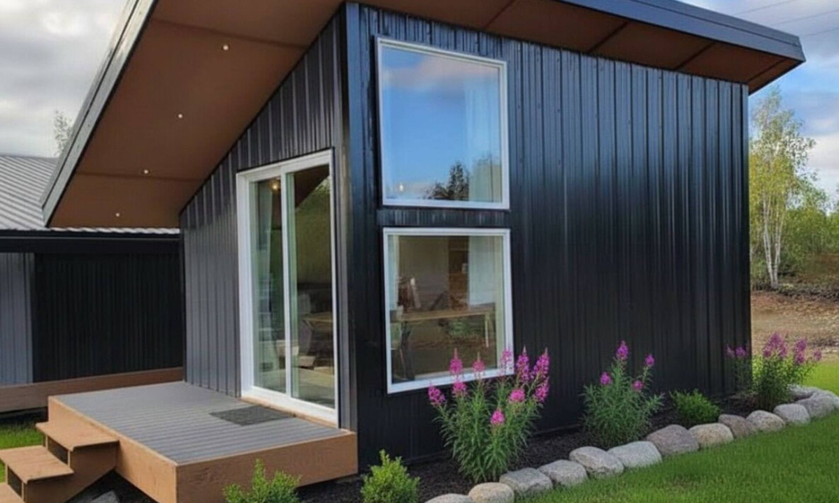Houston House | Cozy Runway-Side Cabin