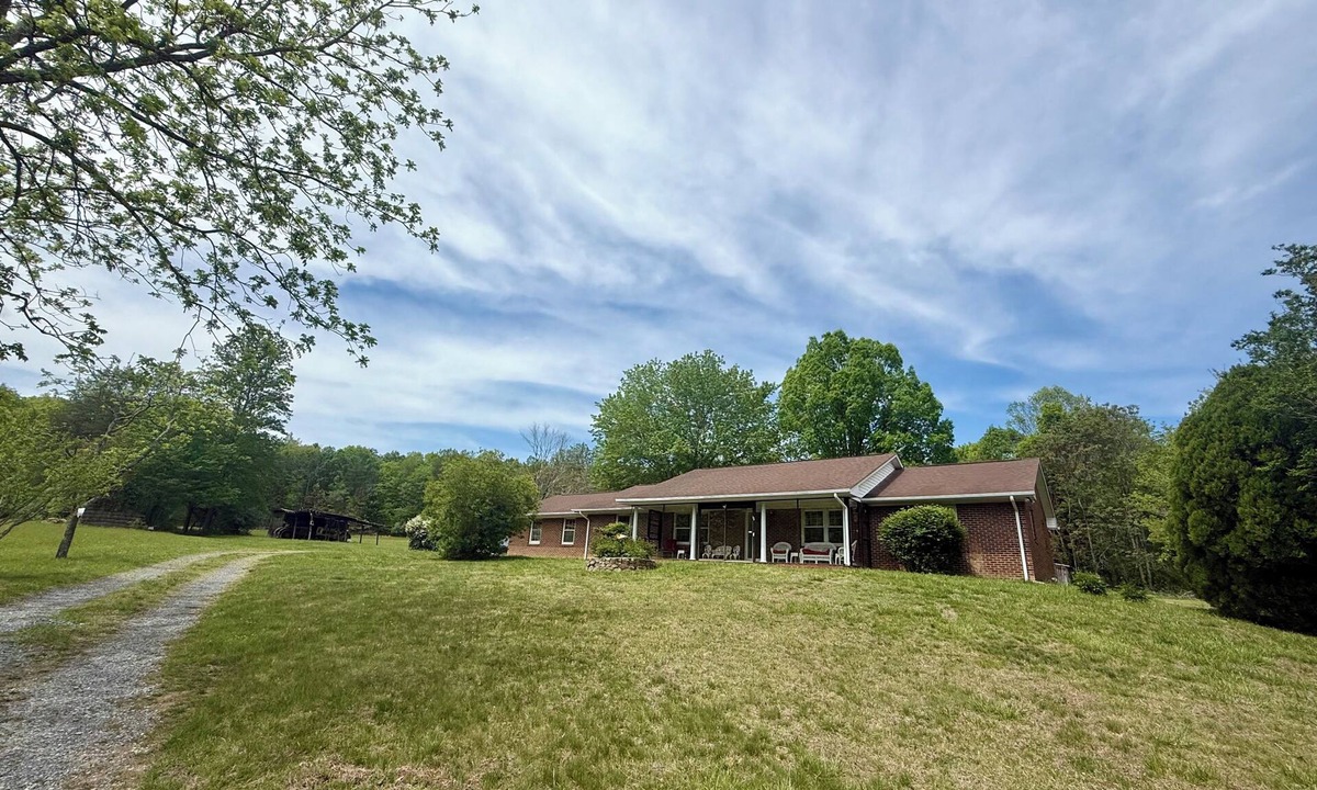 Bedford County House | Cozy Rustic Retreat w/Mountain Views, King Suite & Fast WiFi