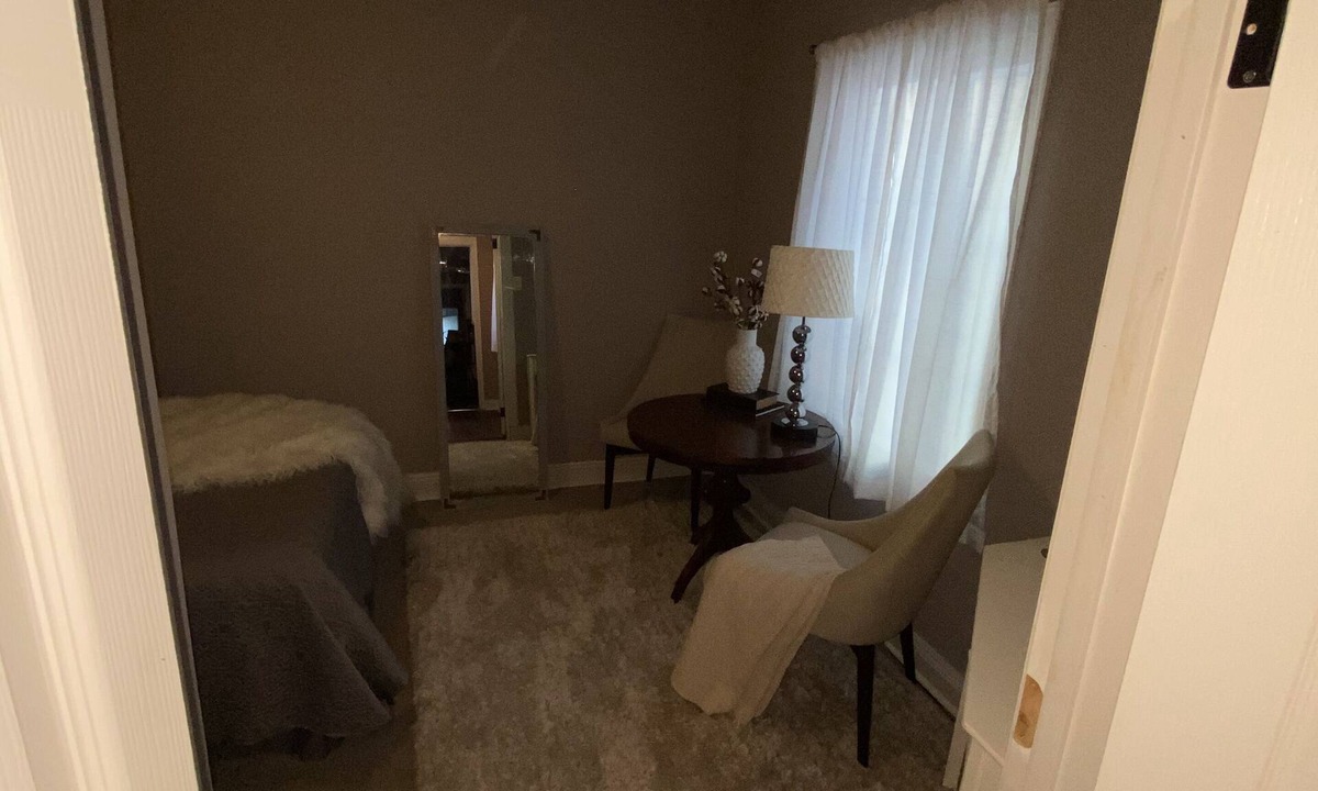 Faubourg Delassize Apartment | Cozy Rustic Retro 1bdr Apartment in Central City