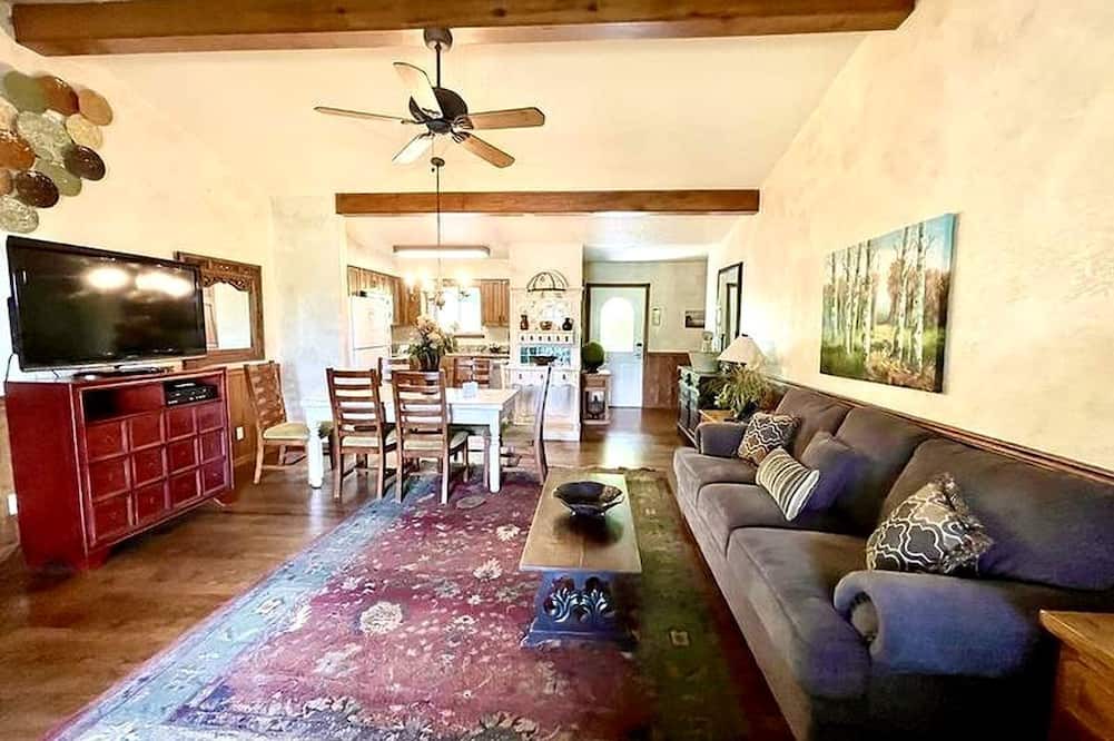 Mount Ida Cabin | Cozy Rustic Two-Bedroom Cabin on Lake Ouachita with Hot Tub, Marina, and Activities in Mount Ida, Arkansas