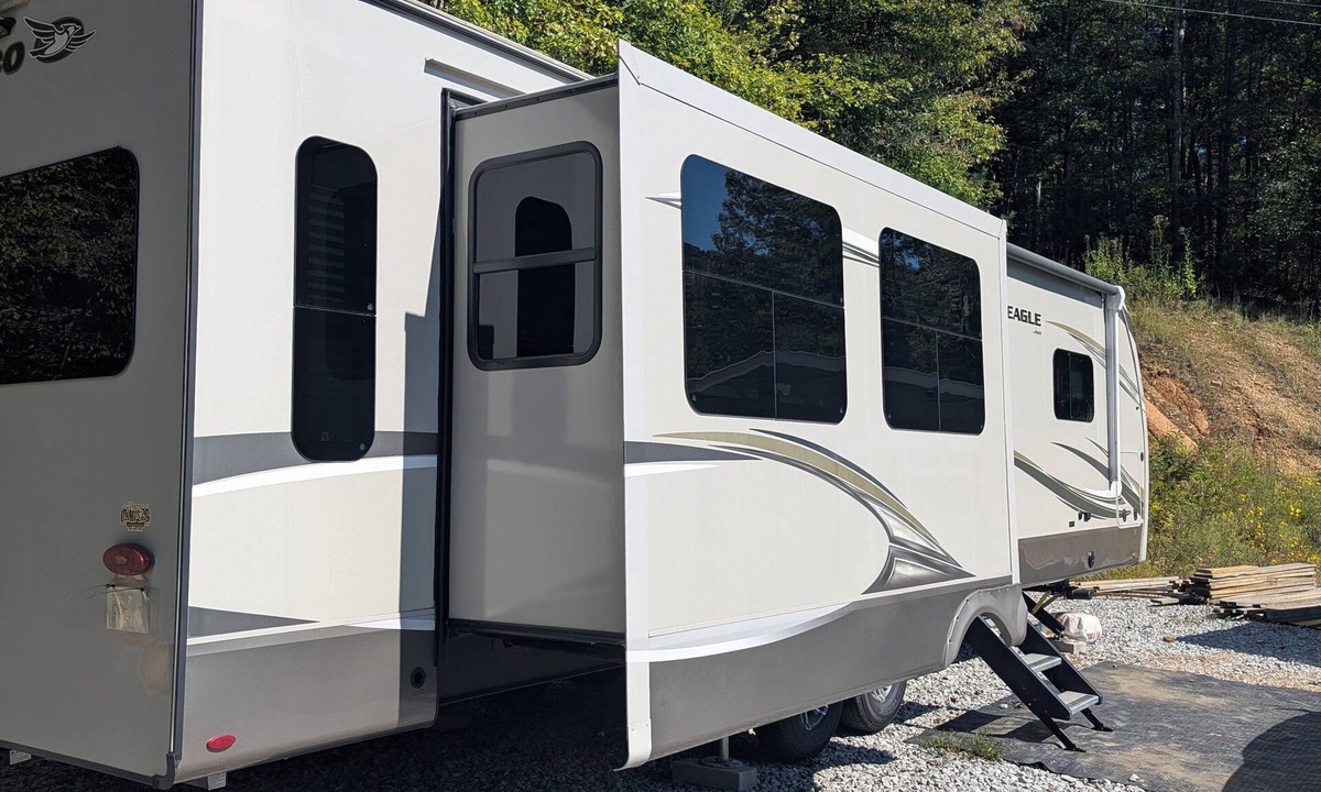 Lancing House | Cozy RV in Tranquil Lancing with AC