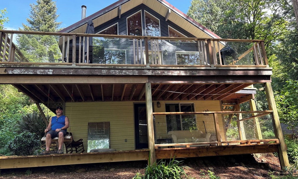 Sooke House | Cozy, secluded 3 bedroom ,2 bathroom home. Where the sea and forest meet