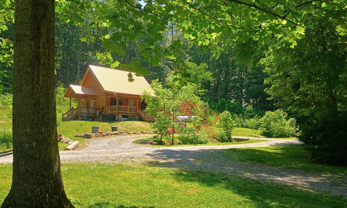 Dunlap Cabin | Cozy, secluded Dunlap cabin with a creek and playset by hangglider landing zone