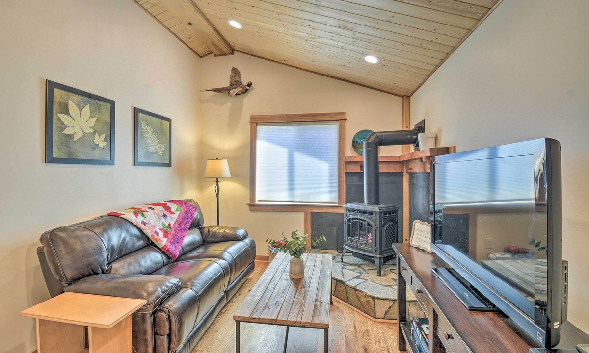 Sequim Condo | Cozy Sequim Condo: Olympic Discovery Trail Access!