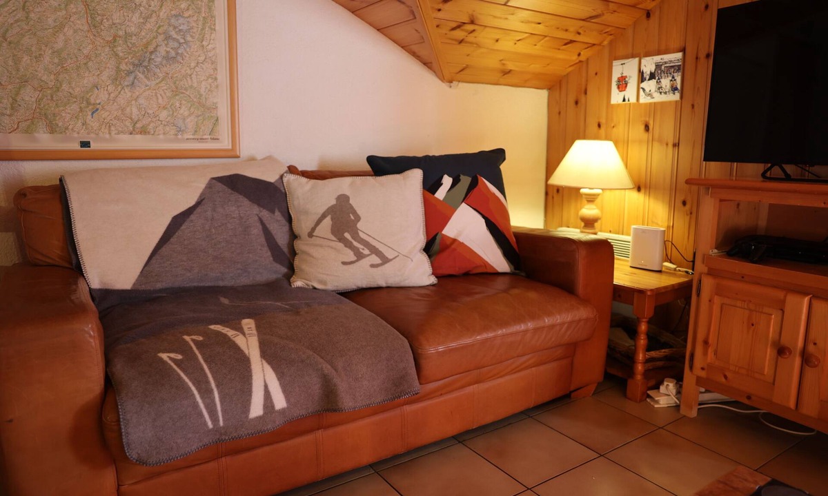 Morillon Apartment | Cozy Ski Loft next to Gondola Hiking Biking Lake Family Friendly Sleeps 10