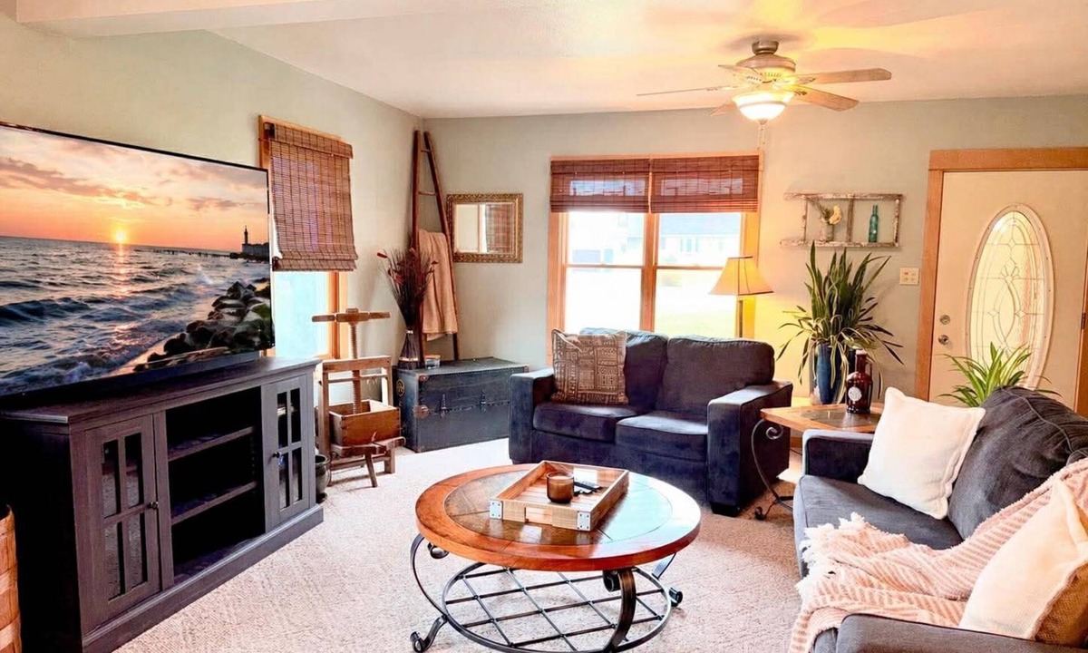 Cleveland House | Cozy & Spacious 4BR Getaway Near Lake Michigan – AC & Outdoor Dining