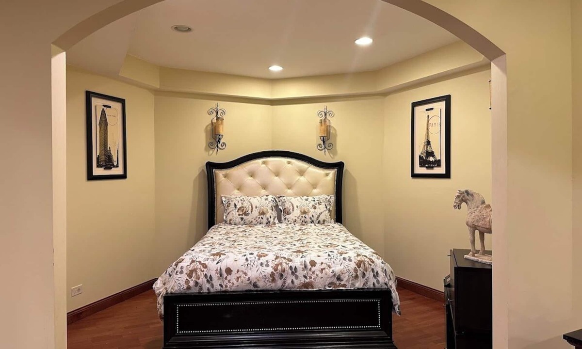 Wayne House | Cozy & Spacious Basement Getaway Near St. Charles & Geneva in upscale Wayne, IL