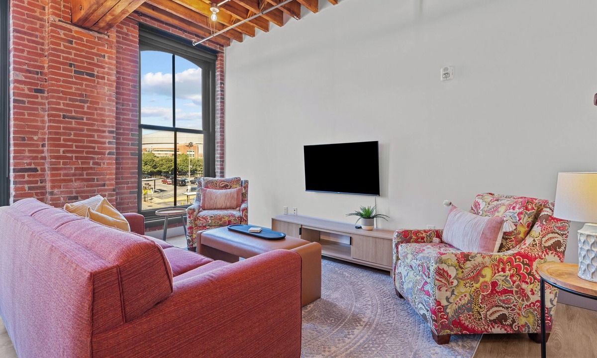 Mitchell Apartment | Cozy Spacious Loft Next to the Arch – Casino, Conventions & Stadiums