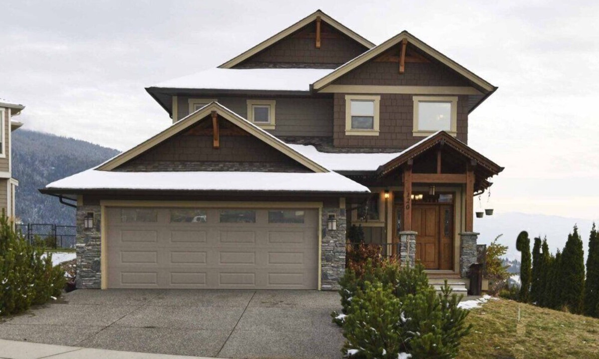 Vernon House | Cozy,spacious, open concept,3 bedroom, extra bonus family room with 2 bunkbeds