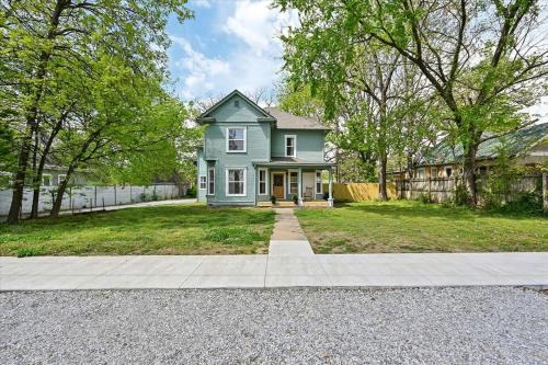 Siloam Springs House | Cozy & Spacious Retreat with Fire Pit and Outdoor Lounge in Siloam Springs, Arkansas