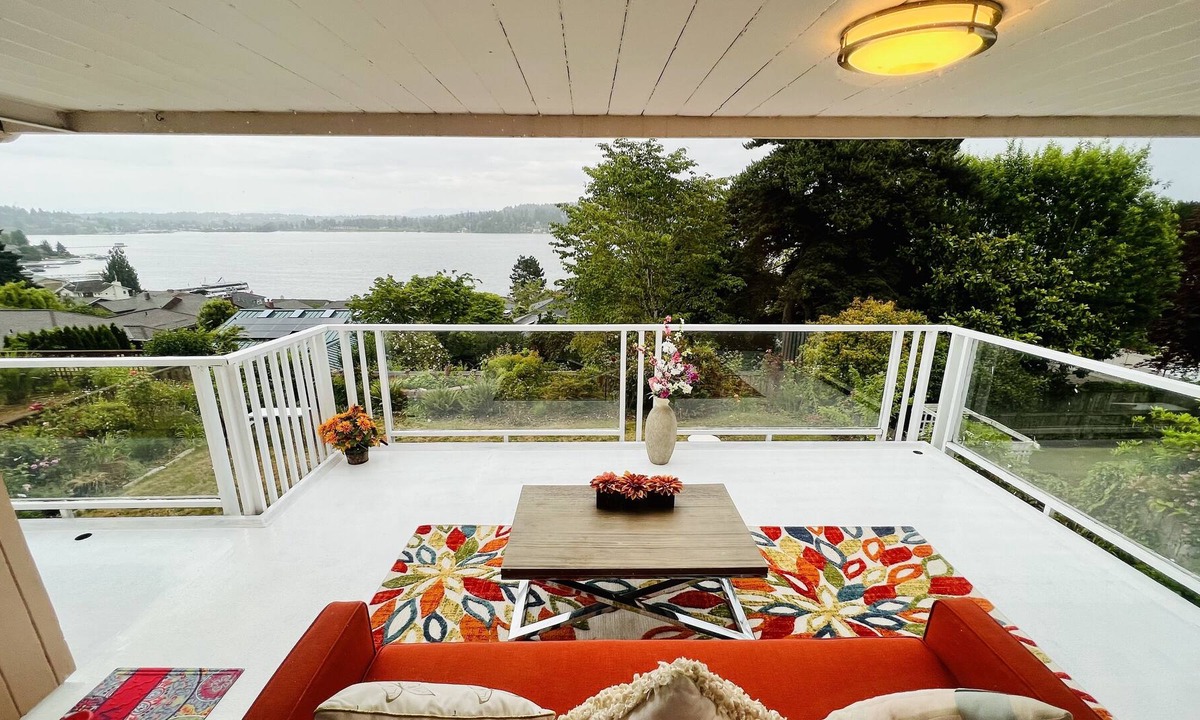 Lake Forest Park Apartment | Cozy & Spacious 2B1B w/Lake Wash and MtBaker View