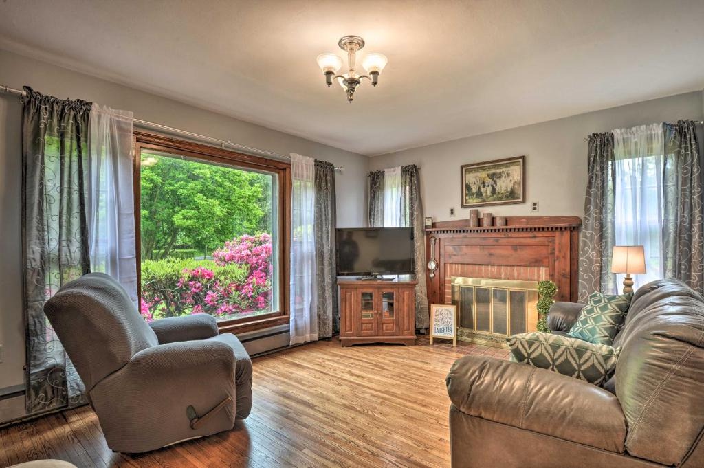 Springfield House | Cozy Springfield Family Home w/Fire Pit