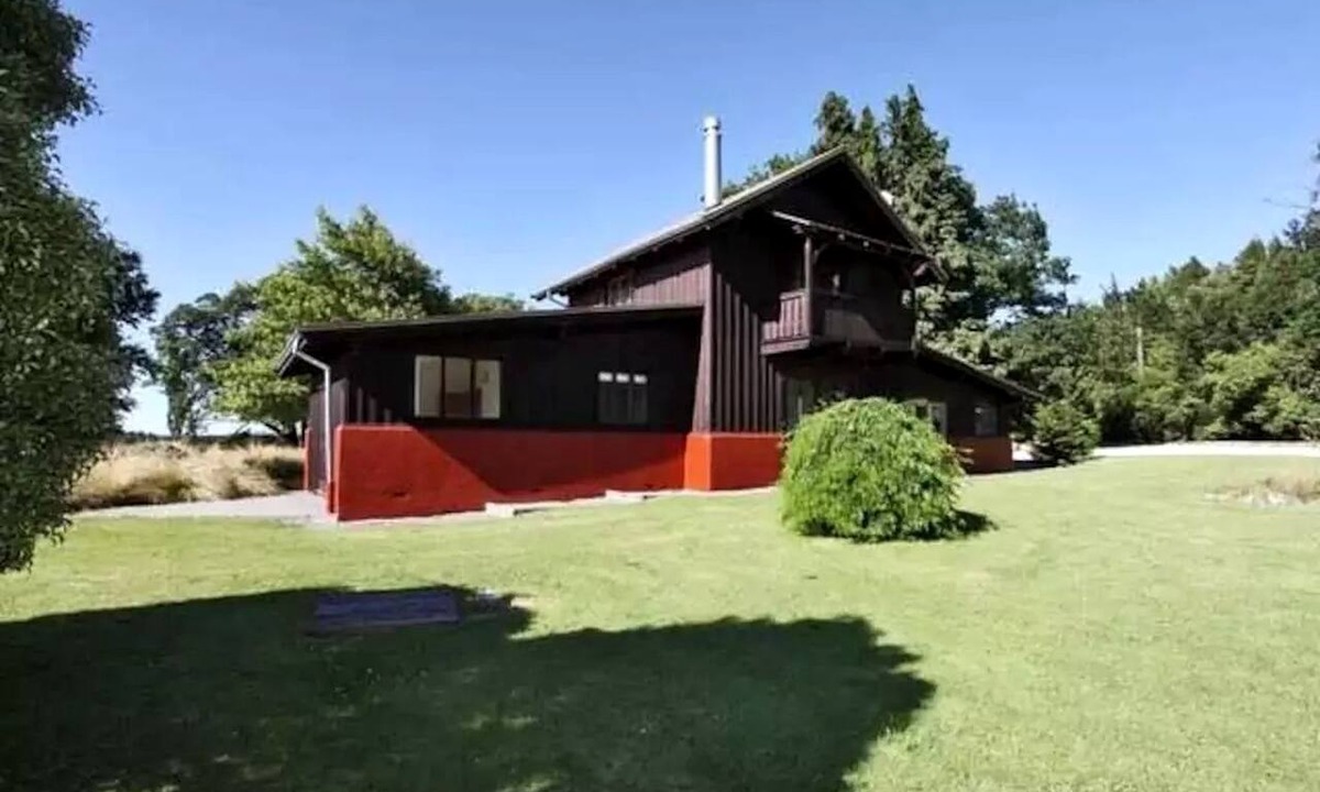 Springfield Cabin | Cozy Springfield Getaway near Prime Ski and Climbing Routes in Canterbury, New Zealand