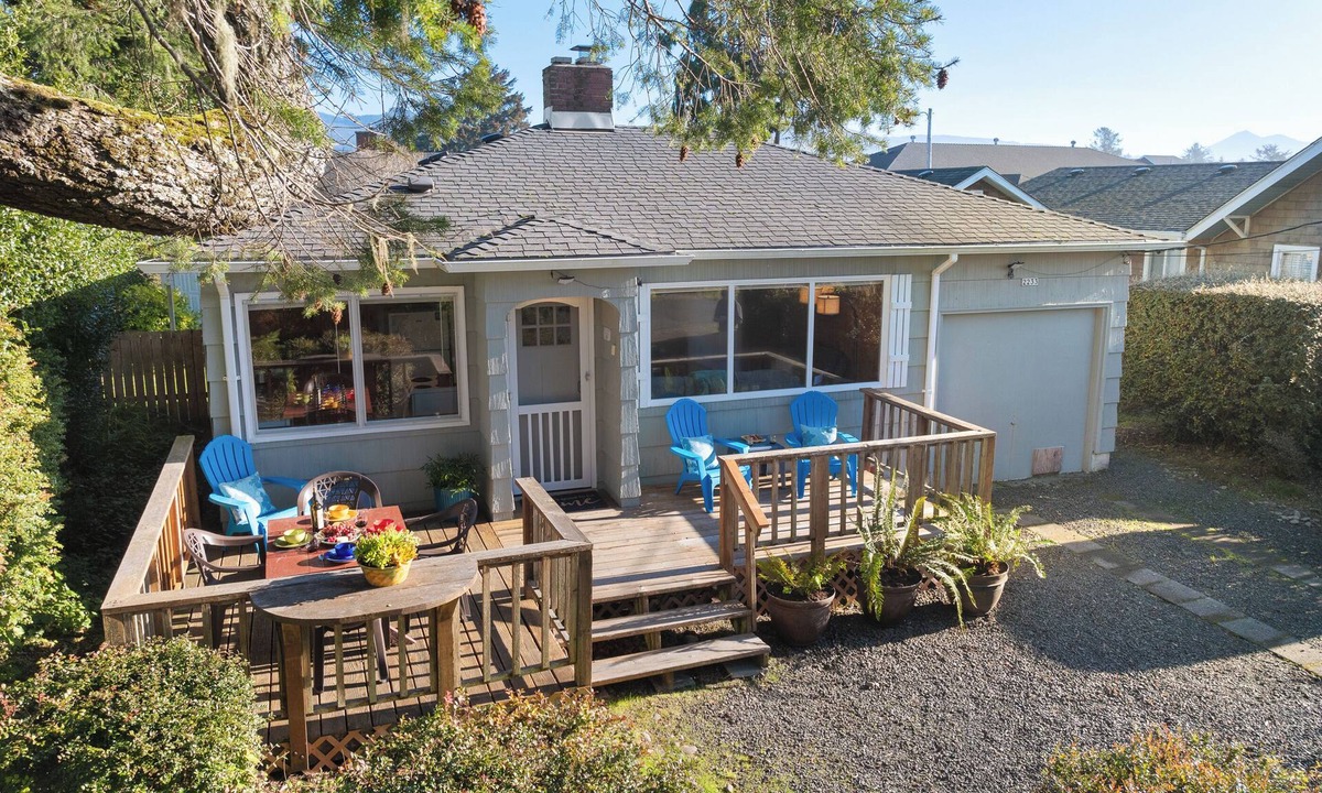 Seaside Cottage | Cozy:~) Steps to Beach/Boardwalk/Café/Pub/Cove~Bikes~Fenced~PacMan~Dogs