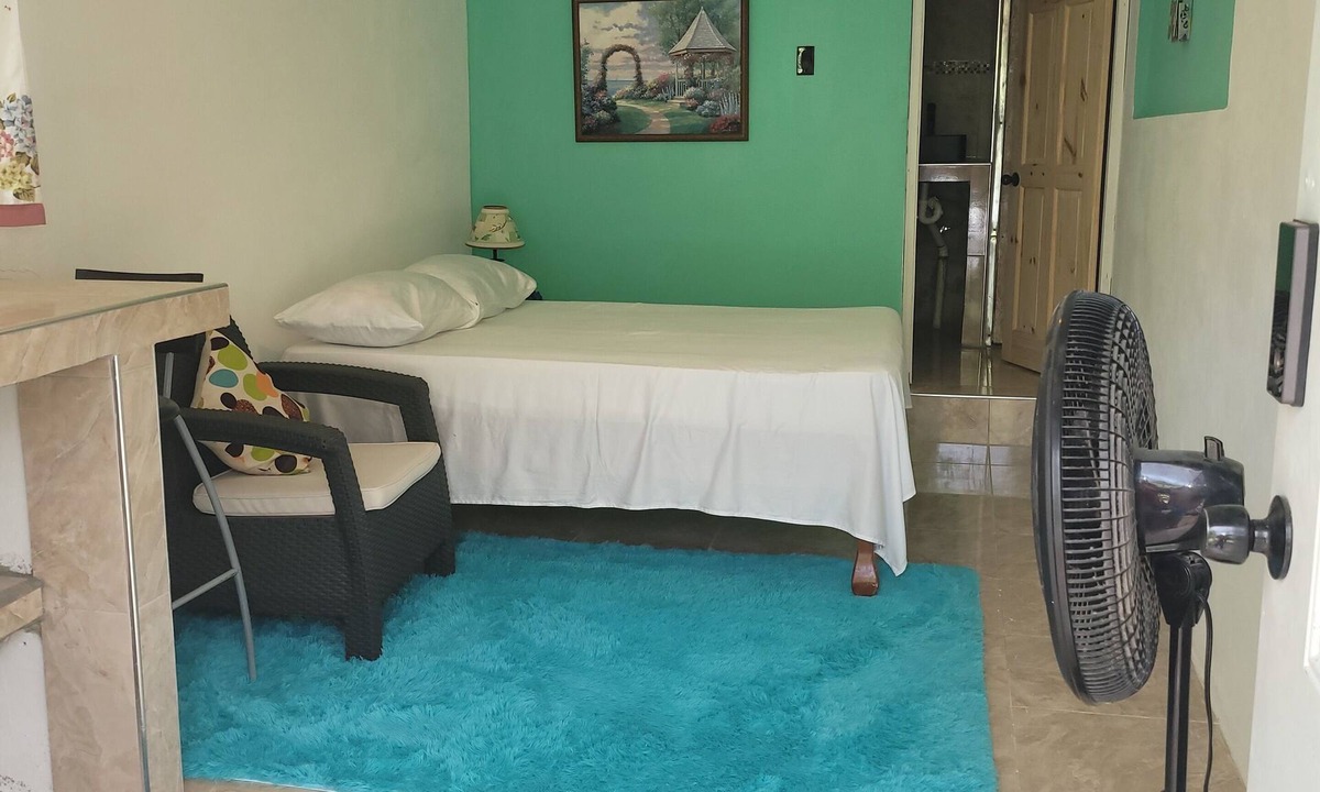 Yallahs Apartment | Cozy studio apartment with parking off street
