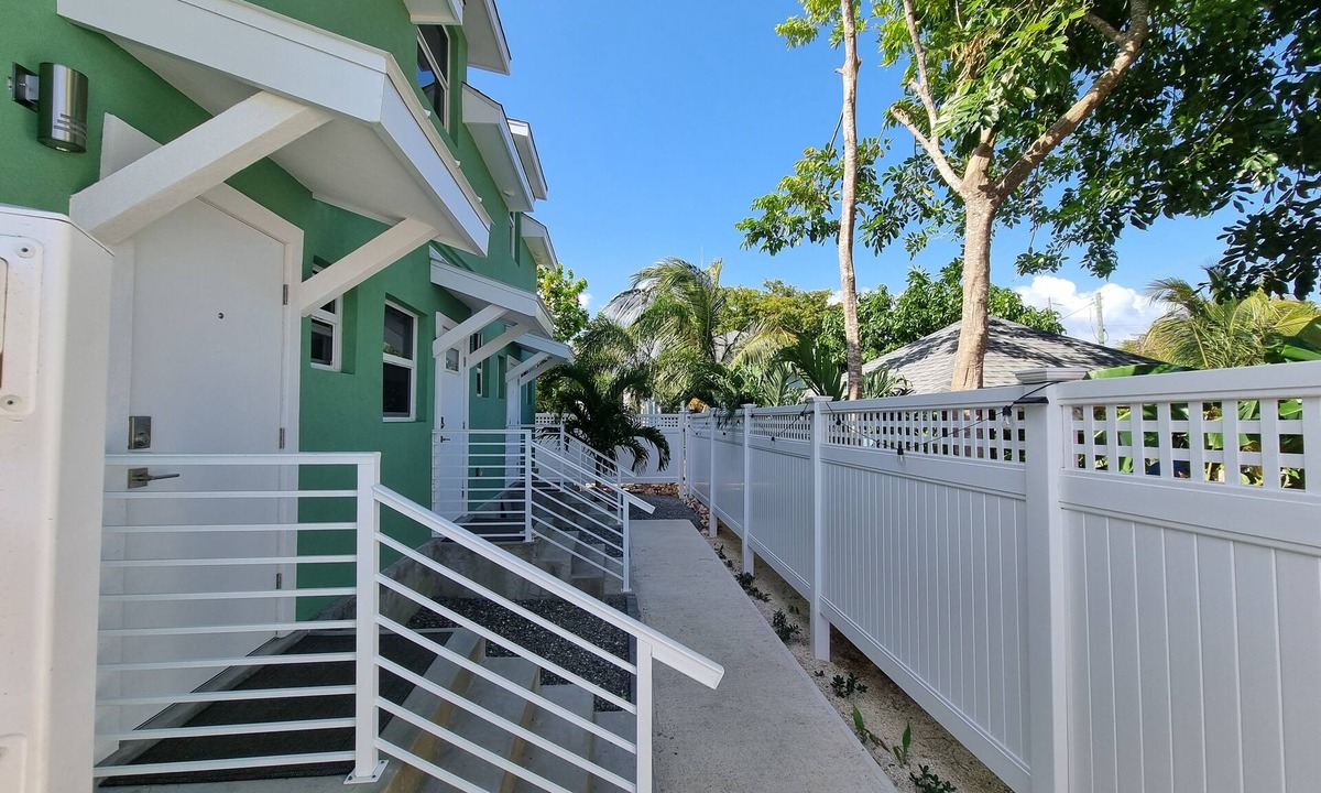 Bodden Town Apartment | Cozy Studio - Centrally located in Grand Cayman, near beaches and restaurants.
