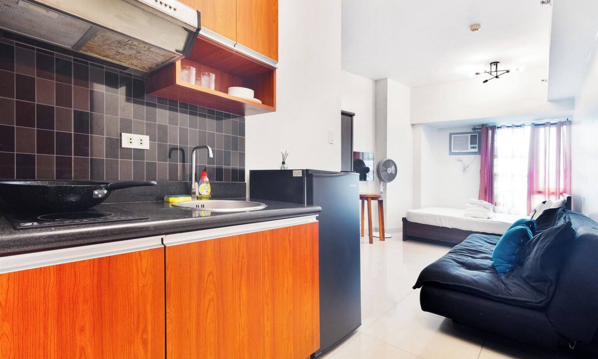 Legazpi Village Condo | Cozy studio condo with WiFi, AC in beautiful Makati