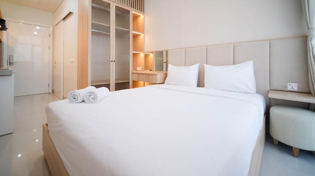 Surabaya Apartment | Cozy Studio Connected to Mall at The Vertu Apartment By Travelio