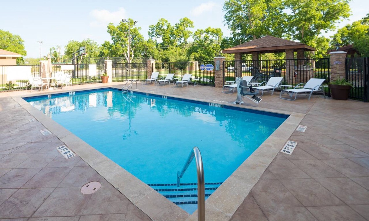 Lake Jackson Apartment | Cozy Studio. Free Breakfast Buffet. Outdoor Pool.