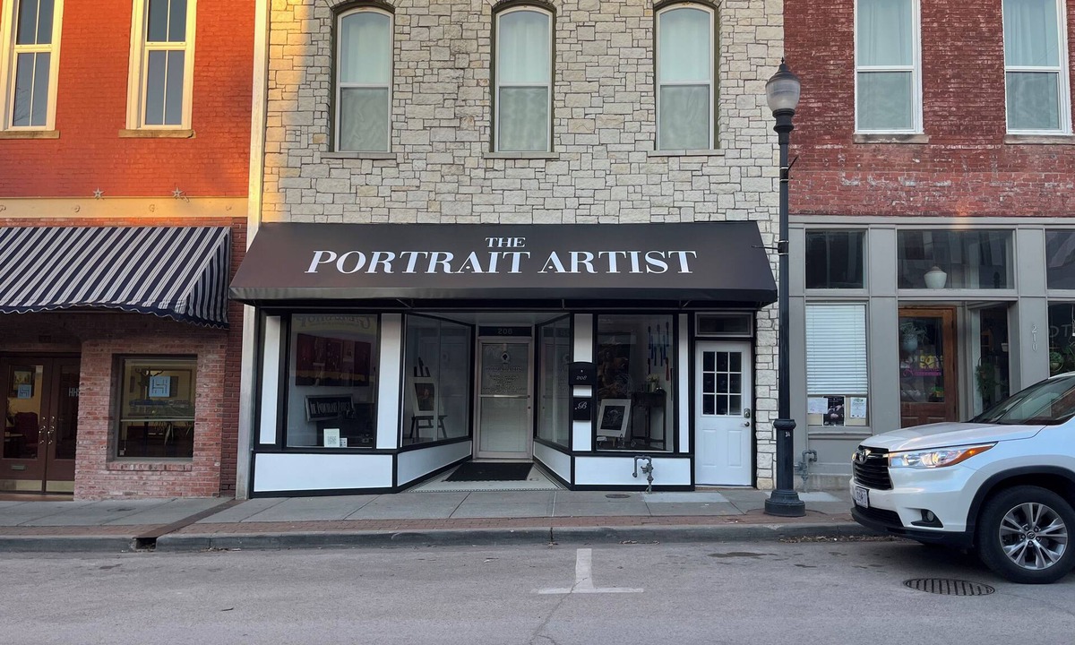 Warrensburg Apartment | Cozy studio in enchanting downtown Warrensburg with full kitchen, AC, WiFi