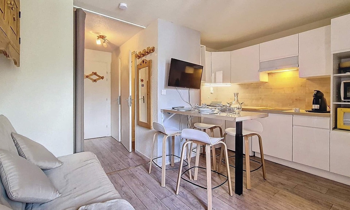 Les Bruyeres Apartment | Cozy Studio in Les Menuires - Ski-In/Out with Balcony and Parking