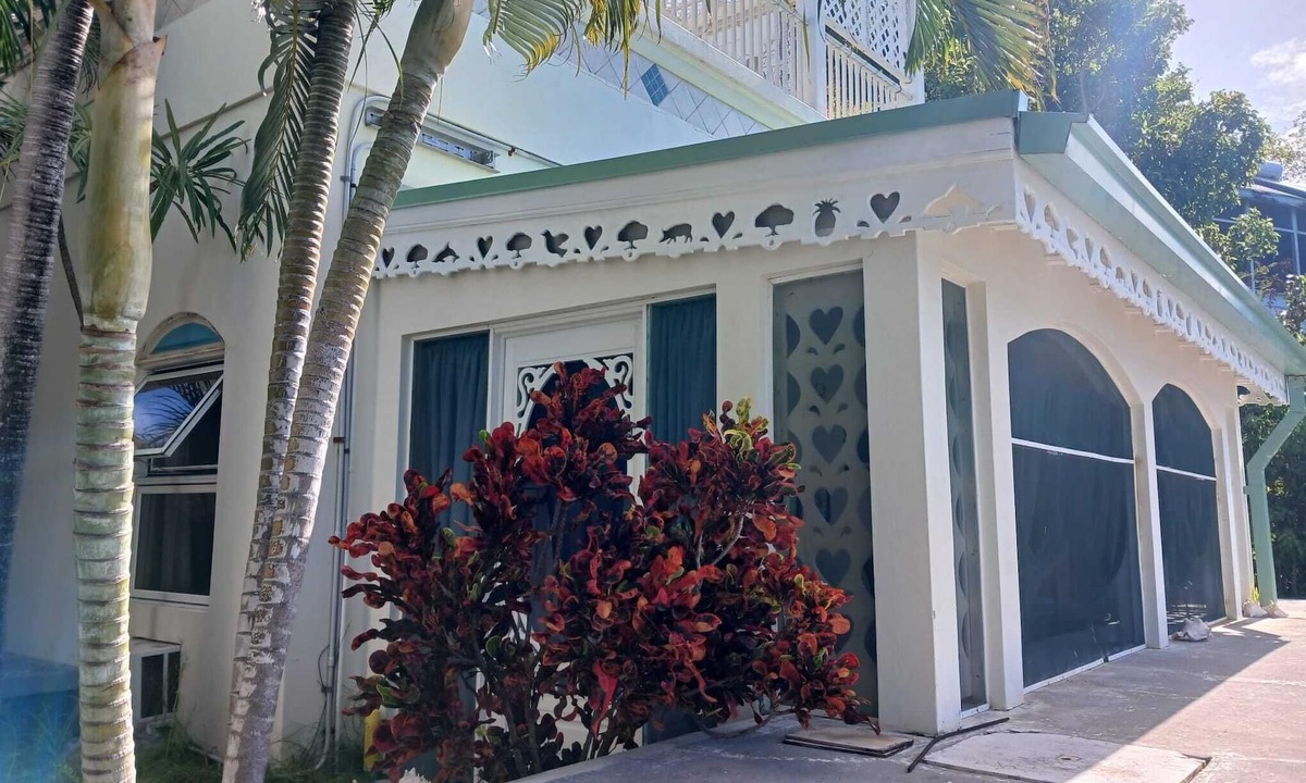 Cliftons Apartment | Cozy Studio mini-suite at Eden Villa, close to Oualie Beach, courtesy jeep